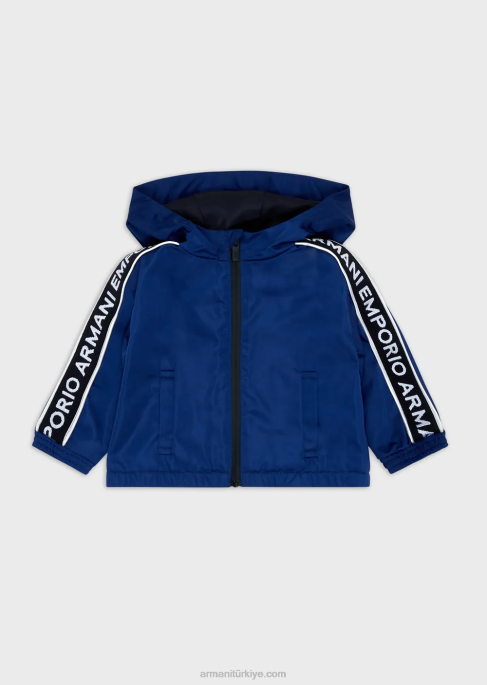 erkek çocuk Armani kapüşonlu, su tutmaz, logo bantlı, geri dönüştürülmüş naylon montT8HD2728