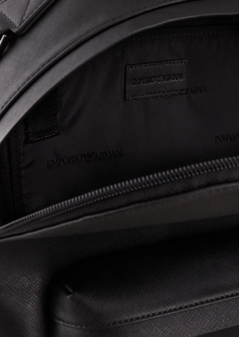 erkekler Armani saffiano desenli, rejenere deri yuvarlak sırt çantasıT8HD1964