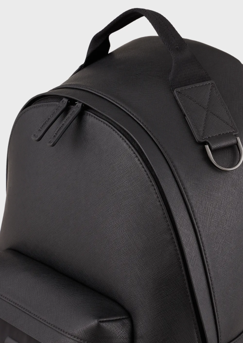 erkekler Armani saffiano desenli, rejenere deri yuvarlak sırt çantasıT8HD1964