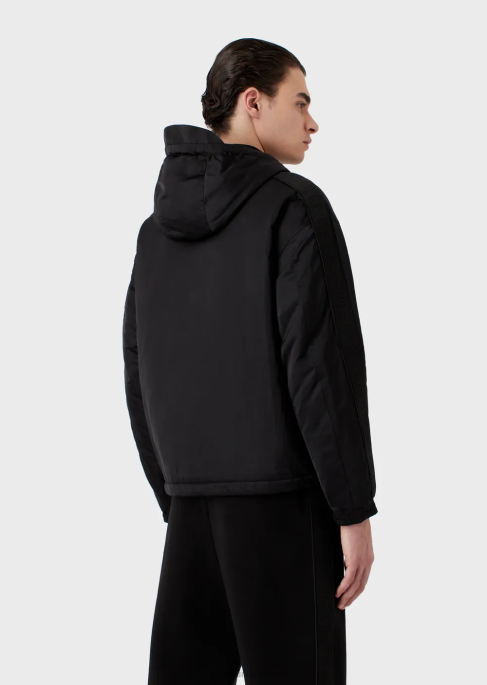 erkekler Armani geri dönüştürülmüş naylondan tam boy fermuarlı, su tutmaz kapüşonlu mont ve logo bant siyah T8HD1323