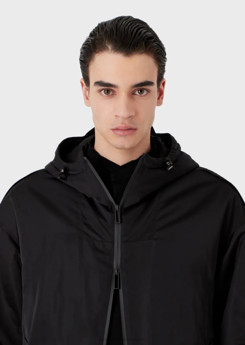 erkekler Armani geri dönüştürülmüş naylondan tam boy fermuarlı, su tutmaz kapüşonlu mont ve logo bant siyah T8HD1323