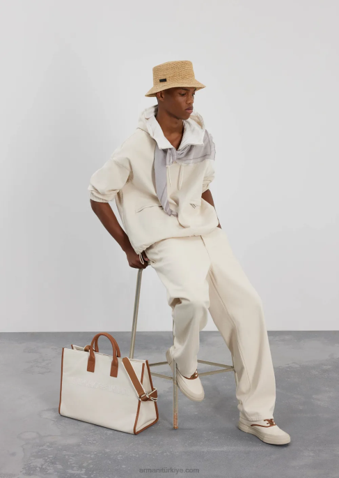 erkekler Armani logolu büyük boy grafik baskılı pamuklu boğa kapşonlu anorak süt beyazı T8HD1326