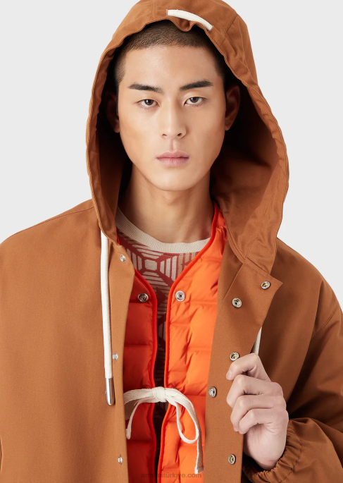 erkekler Armani sürdürülebilir koleksiyon geri dönüştürülmüş kanvas kapşonlu mont tütün T8HD1348