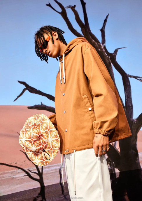 erkekler Armani sürdürülebilir koleksiyon geri dönüştürülmüş kanvas kapşonlu mont tütün T8HD1348