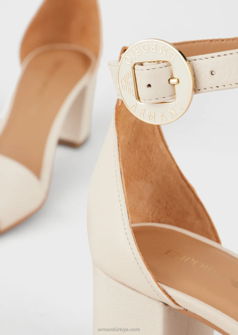 kadınlar Armani topuklu ve logo madalyonlu deri sandalet kahverengi T8HD515